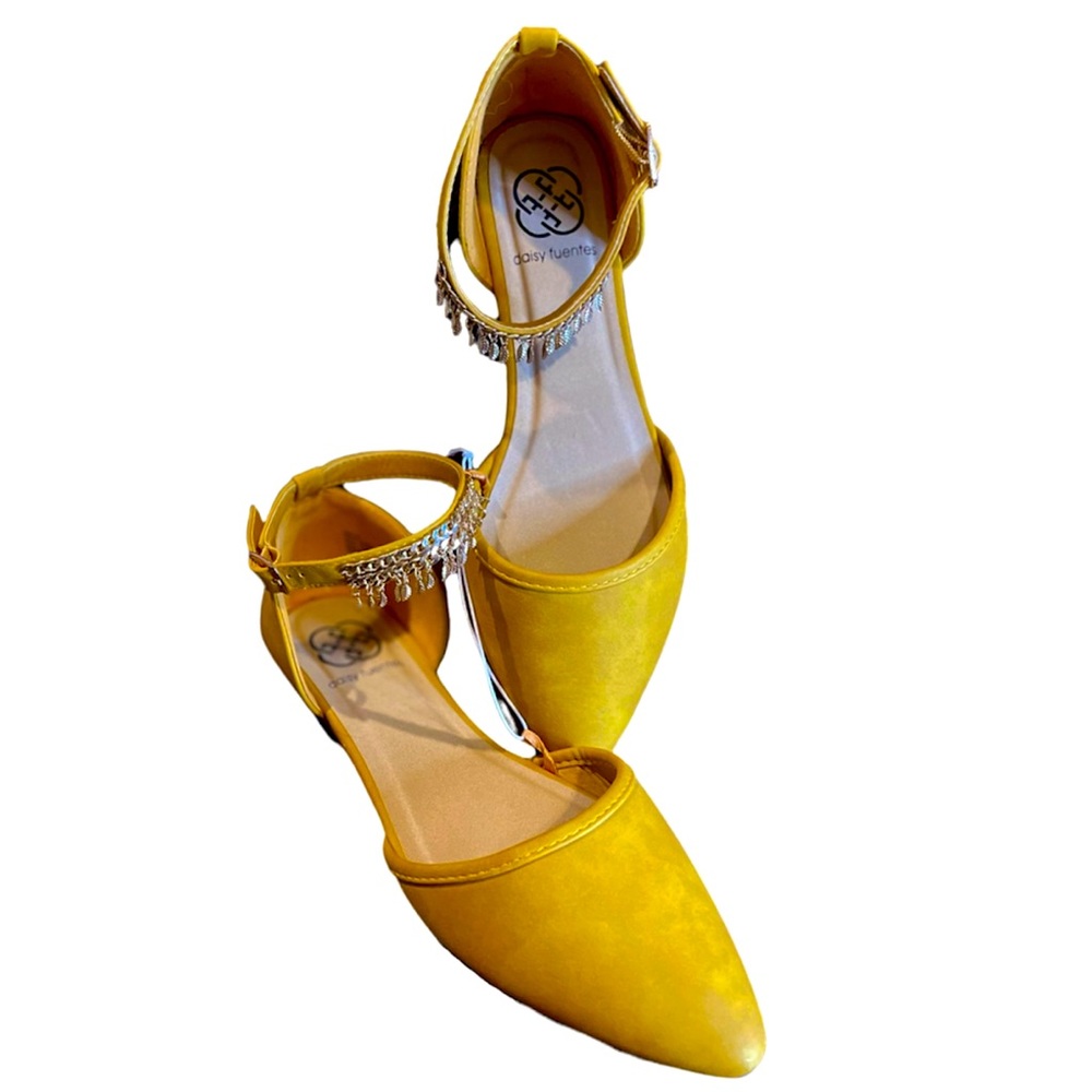 NEW Daisy Fuentes Mustard Flats w/ Decorative Anklet Chain